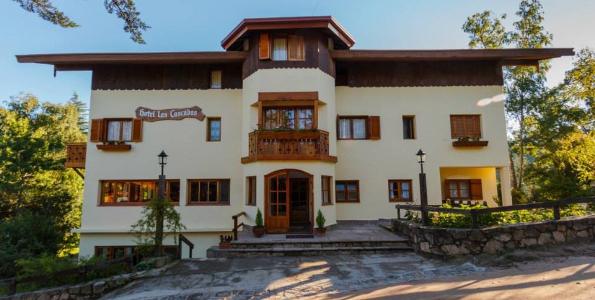 Fachada del chalet alpino Hotel Las Cascadas en La Cumbrecita